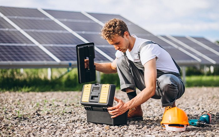 When to Hire Professional Solar Panel Maintenance Services